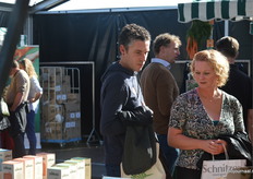 Damario Luitwieler en Sue van Stee brachten namens Bio Drôme (winkels in Goes en Vlissingen) een bezoek aan Udea Open Air. 